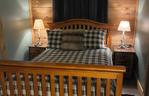Thomaston Cabin | Flint River: Prime Shoal Bass Fishing, Close to Charming Wedding Venues, Hot Tub
