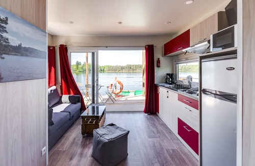 Saint-Martial de Gimel Boat Rental | Floating house 54m² on a pond of 32 hectares in Corrèze-Dordogne Valley