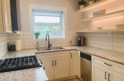 Lower Lonsdale Boat Rental | Floating retreat - unique & modern! Mins from the seabus & downtown Vancouver!