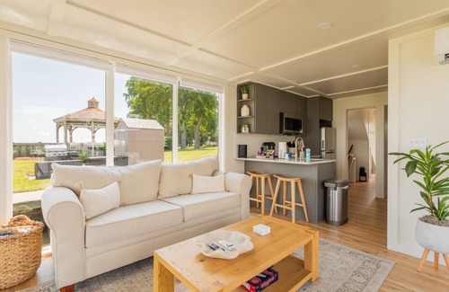 Fort Howard Boat Rental | FLOHOM 14 | Luxury Houseboat with Chesapeake Bay Panoramic Views