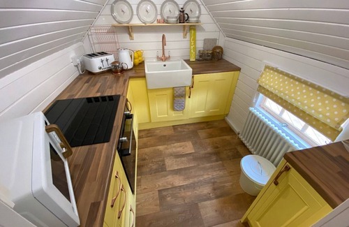 Pontsticill House | Floras Cabin | Outdoor Bath | Unmissable views