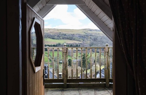 Pontsticill House | Floras Cabin | Outdoor Bath | Unmissable views