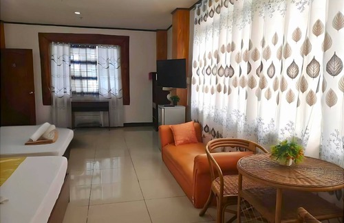 Puerto Princesa City Centre Hotel | Flores De Musa by Curv Hotels