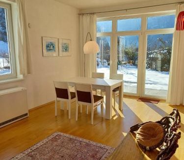 Bad Ischl House | FLORES, Ferienhaus oder Doppelzimmer, im Grünen, 5 Gehminuten ins Zentrum, Parkplatz, zero emissions