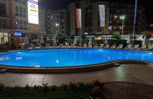Asenovgrad Apartment | Flores Park white red rose