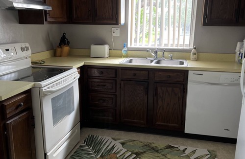 Villas Condo | Florida palm trees and warm sun! Central location- 8 miles to beaches