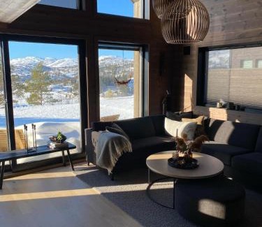 Fidjeland House | Flott nyere hytte i Sirdal med fantastisk utsikt og solforhold