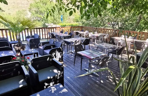 Laurac-en-Vivarais House | Flower Camping Saint Amand * - Mobile home Premium Patio 30m2 (2p-2ch), Clim, TV, dishwasher, bed 160, plancha, Nespresso 4 people