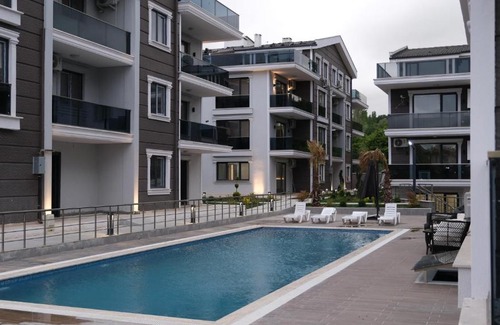 Cinarcik Apartment | Flower City Suits