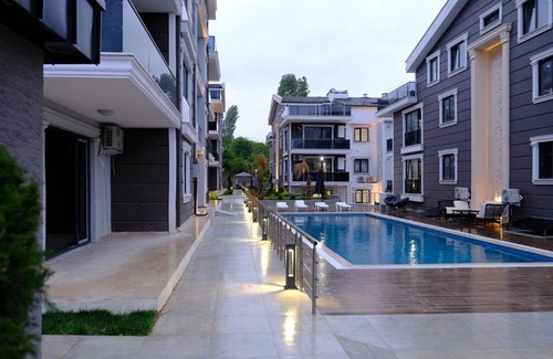 Cinarcik Apartment | Flower City Suits