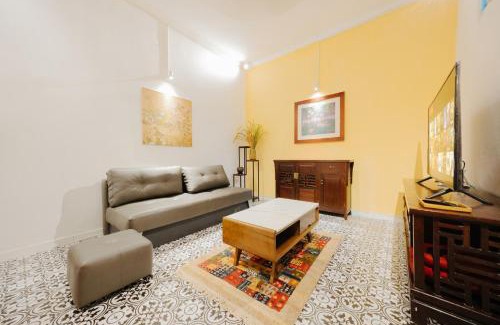 Hai Ba Trung Apartment | Flower Homestay-City Center-Cozy-Entire house-2brs-5beds