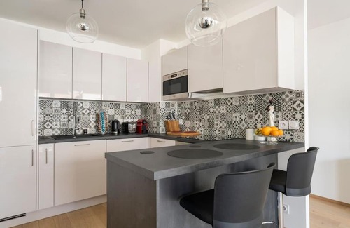 Ferney-Voltaire House | Flower Park - 10 mins by bus to Geneva Airport - Bus to Geneva, Palexpo, Arena, UN, CERN