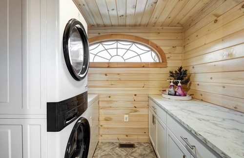 Gordonville House | Flower Patch Cottage Cozy& Family friendly Hot tub! 5bedroom & 4 bath