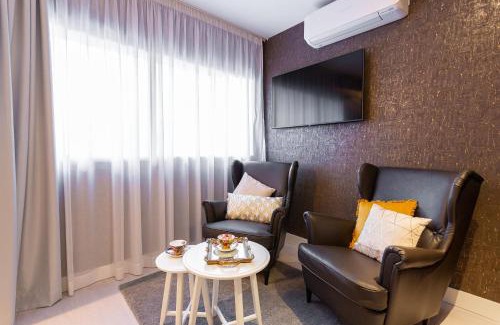 Barajas House | Fly Rooms Madrid Airport