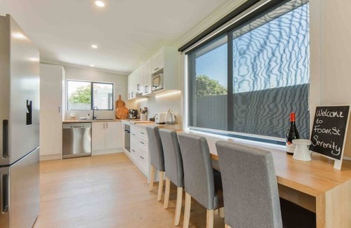 Rosebud House | Foam St Serenity - 4 bedroom house with secure front and backyard - 4pm check out on Sundays*