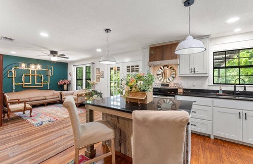 Mount Pleasant House | Folktale Cottage & Farmhouse Retreat