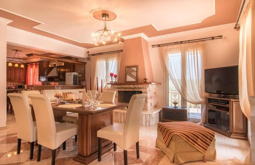 Romirion Villa | Fontana 4 Bedroom Holiday Home with Private Pool