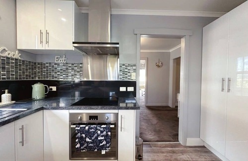 Moonah House | Fonton Blue Fun House - close to City & Airport