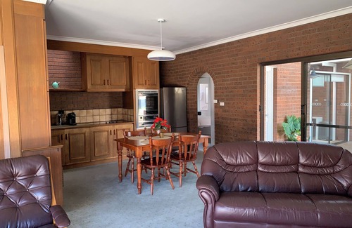 Lakes Entrance Apartment | Footbridge Holiday Apartments n“Best Prime Central Position”