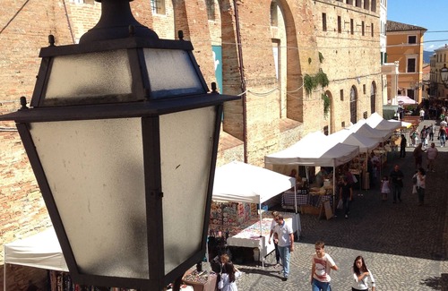 Offagna Apartment | FOR 2 PEOPLE, PARKING AND FREE WIFI, SHEETS AND TOWELS SUPPLIED