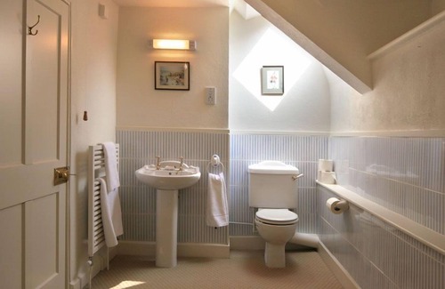 Culmhead House | For 24 guests. Outdoor heated pool, hot-tub, large games room and 2 lakes.