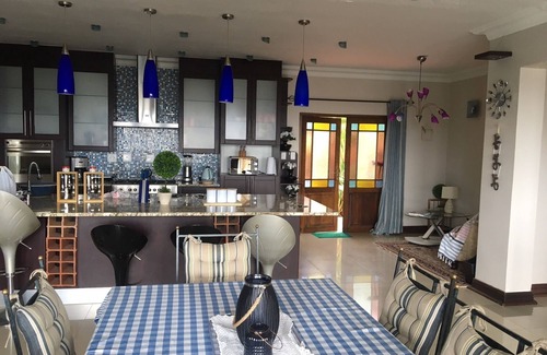 Uvongo House | FOR THE DISCERNING TRAVELER: LARGE 5 BEDROOM (11+ SLEEPER) WITH LAVISH DECOR
