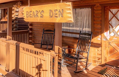 Christopher Creek Cabin | Forest Cabin 3 Bear's Den