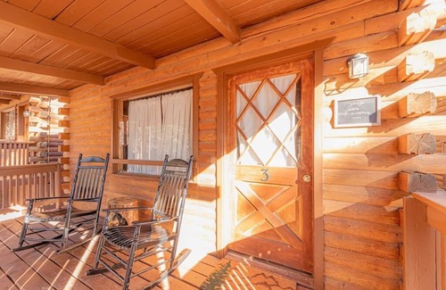 Christopher Creek Cabin | Forest Cabin 3 Bear's Den