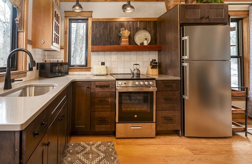 Carbondale Cabin | Forest Cabin Retreat with Hot Tub