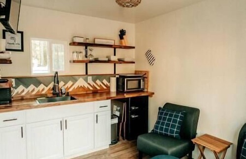 Grants Pass Cabin | Forest Cottage | Hot Tub, Outdoor Baths & Alpacas