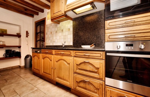 Commanster House | Forest-Edge Stay, Burtonville