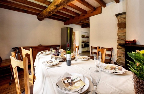Commanster House | Forest-Edge Stay, Burtonville