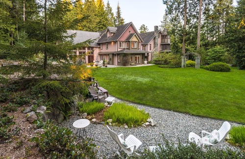 Roberts Creek House | Forest Escape: Luxury Retreat for Large Groups