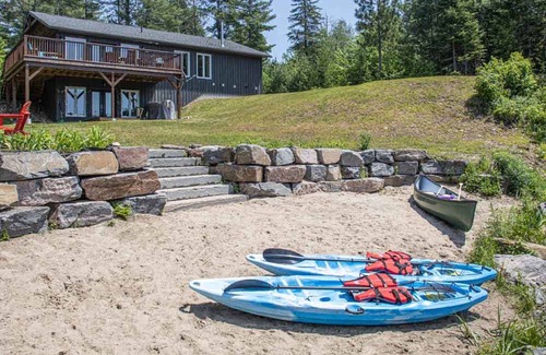 Joly Cottage | Forest Lake Retreat-6BR Waterfront Cottage