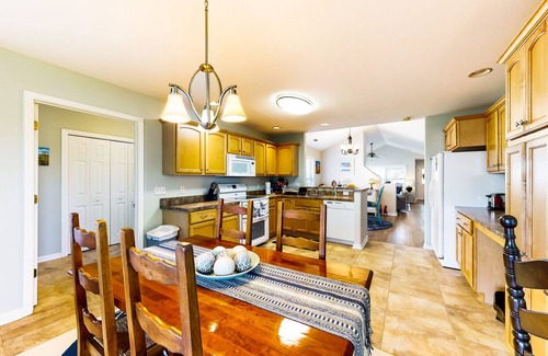 Frankford House | Forest Reach home near beach with pool access & W/D - dog-friendly