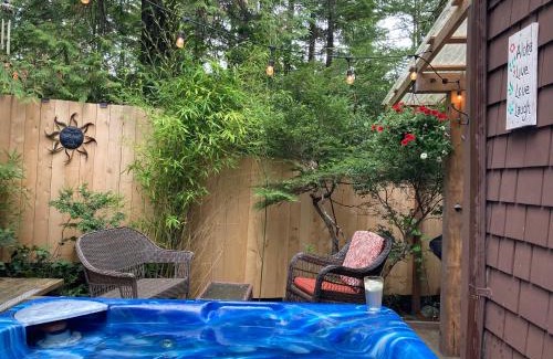 Ucluelet House | Forest Sweet Retreat Hot Tub & Wood Fired Sauna