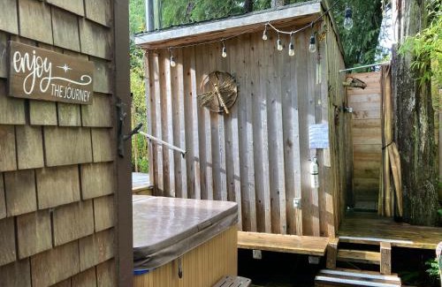 Ucluelet House | Forest Sweet Retreat Hot Tub & Wood Fired Sauna
