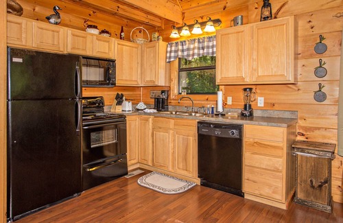 Caton Cabin | Forest View Hideaway: Secluded, Top Amenities, Hot Tub, Game Room, close to all attractions!