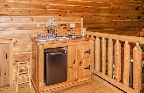 Caton Cabin | Forest View Hideaway: Secluded, Top Amenities, Hot Tub, Game Room, close to all attractions!
