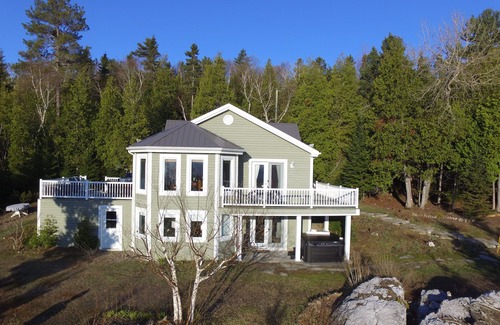Saint Irenee Ski Chalet | Foresteria, river, mountain and SPA!