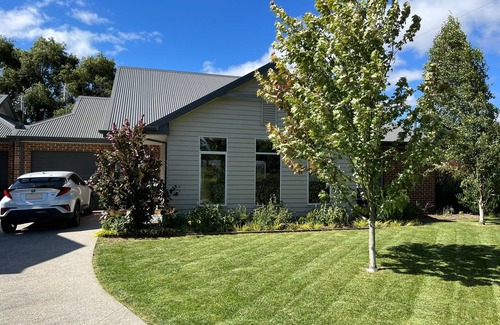 Woodend House | Forget your worries in this well presented, modern and bright spacious home.