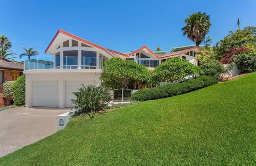 Forster House | Forster- Beachfront Views & Pool -Jewel of the Sea
