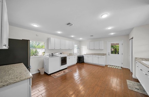 McGregor House | Fort Myers Gulf Access Luxury Getaway – Private Pool, Waterslide, Dock & More