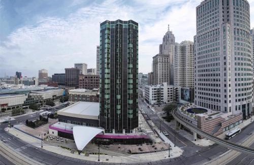 Downtown Detroit Hotel | Fort Pontchartrain Detroit, a Wyndham Hotel