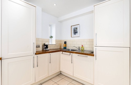 Staple Hill Apartment | Fortified Cosy 4 bedroom Holly Lodge