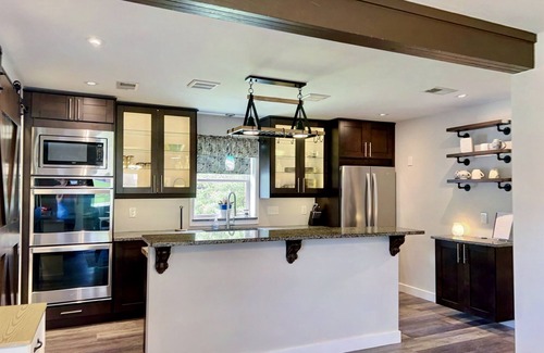 Radcliff House | Fortside Comfort~3 BR~Gourmet Kitchen~Pet Friendly