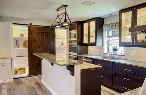 Radcliff House | Fortside Comfort~3 BR~Gourmet Kitchen~Pet Friendly