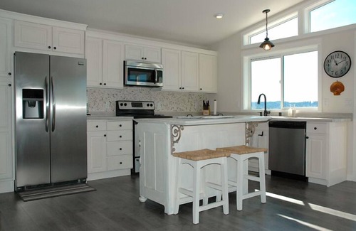 Oak Harbor Cottage | Fossil Cottage On Penn Cove - Sunrise To Sunset Beachfront Haven
