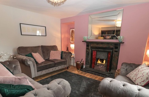 Tweedmouth House | FOUNDRY HOUSE, pet friendly, with hot tub in Berwick-Upon-Tweed