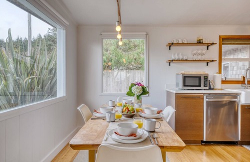 Arch Cape House | Four Bears by AvantStay | Walk to Beach, Hot Tub, Ocean View